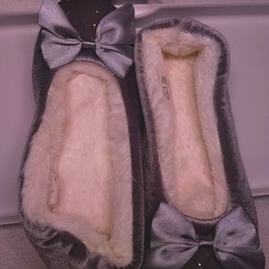 💲 Bundle 2 for $10 Light gray slipper size 3-4
